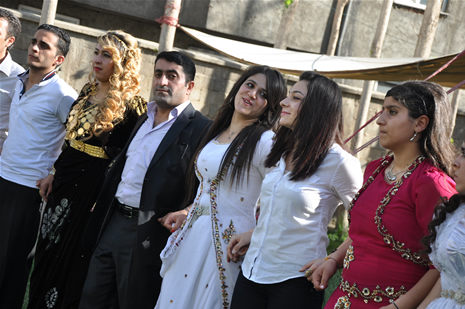 Yüksekova'da 16-17 Haziran 2012'de dünya evine giren çiftlerimizi sizlerler için sayfamıza taşıdık. Yüksekova Güncel Ailesi olarak tüm çitflerimize mutluluklar dileriz. Görüntüler: Foto: Yaşar Kaplan - Sinan Akkurt