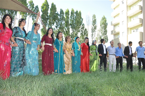 Yüksekova'da 16-17 Haziran 2012'de dünya evine giren çiftlerimizi sizlerler için sayfamıza taşıdık. Yüksekova Güncel Ailesi olarak tüm çitflerimize mutluluklar dileriz. Görüntüler: Foto: Yaşar Kaplan - Sinan Akkurt