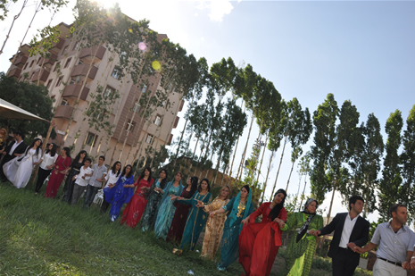 Yüksekova'da 16-17 Haziran 2012'de dünya evine giren çiftlerimizi sizlerler için sayfamıza taşıdık. Yüksekova Güncel Ailesi olarak tüm çitflerimize mutluluklar dileriz. Görüntüler: Foto: Yaşar Kaplan - Sinan Akkurt