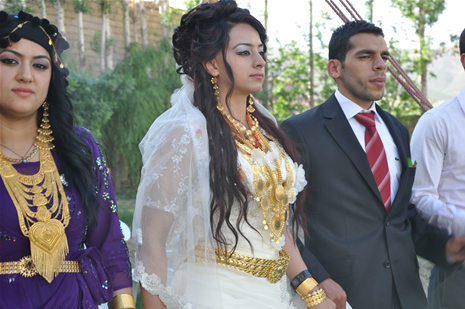 Yüksekova'da 16-17 Haziran 2012'de dünya evine giren çiftlerimizi sizlerler için sayfamıza taşıdık. Yüksekova Güncel Ailesi olarak tüm çitflerimize mutluluklar dileriz. Görüntüler: Foto: Yaşar Kaplan - Sinan Akkurt