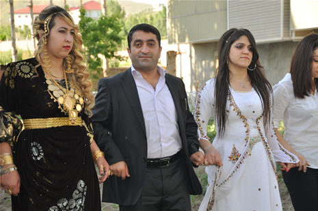 Yüksekova'da 16-17 Haziran 2012'de dünya evine giren çiftlerimizi sizlerler için sayfamıza taşıdık. Yüksekova Güncel Ailesi olarak tüm çitflerimize mutluluklar dileriz. Görüntüler: Foto: Yaşar Kaplan - Sinan Akkurt