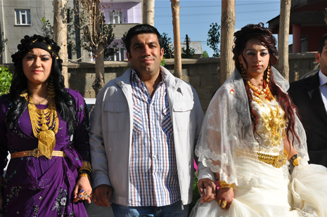 Yüksekova'da 16-17 Haziran 2012'de dünya evine giren çiftlerimizi sizlerler için sayfamıza taşıdık. Yüksekova Güncel Ailesi olarak tüm çitflerimize mutluluklar dileriz. Görüntüler: Foto: Yaşar Kaplan - Sinan Akkurt