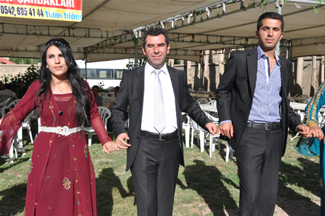 Yüksekova'da 16-17 Haziran 2012'de dünya evine giren çiftlerimizi sizlerler için sayfamıza taşıdık. Yüksekova Güncel Ailesi olarak tüm çitflerimize mutluluklar dileriz. Görüntüler: Foto: Yaşar Kaplan - Sinan Akkurt