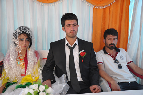 Yüksekova'da 16-17 Haziran 2012'de dünya evine giren çiftlerimizi sizlerler için sayfamıza taşıdık. Yüksekova Güncel Ailesi olarak tüm çitflerimize mutluluklar dileriz. Görüntüler: Foto: Yaşar Kaplan - Sinan Akkurt