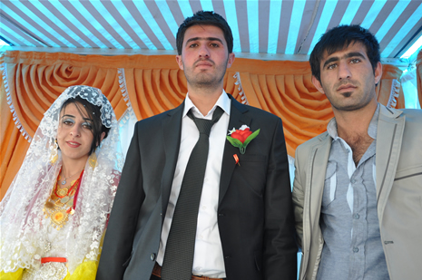 Yüksekova'da 16-17 Haziran 2012'de dünya evine giren çiftlerimizi sizlerler için sayfamıza taşıdık. Yüksekova Güncel Ailesi olarak tüm çitflerimize mutluluklar dileriz. Görüntüler: Foto: Yaşar Kaplan - Sinan Akkurt