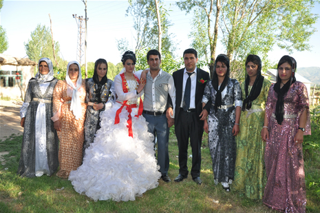 Yüksekova'da 16-17 Haziran 2012'de dünya evine giren çiftlerimizi sizlerler için sayfamıza taşıdık. Yüksekova Güncel Ailesi olarak tüm çitflerimize mutluluklar dileriz. Görüntüler: Foto: Yaşar Kaplan - Sinan Akkurt