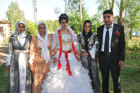 Yüksekova'da 16-17 Haziran 2012'de dünya evine giren çiftlerimizi sizlerler için sayfamıza taşıdık. Yüksekova Güncel Ailesi olarak tüm çitflerimize mutluluklar dileriz. Görüntüler: Foto: Yaşar Kaplan - Sinan Akkurt