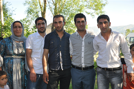 Yüksekova'da 16-17 Haziran 2012'de dünya evine giren çiftlerimizi sizlerler için sayfamıza taşıdık. Yüksekova Güncel Ailesi olarak tüm çitflerimize mutluluklar dileriz. Görüntüler: Foto: Yaşar Kaplan - Sinan Akkurt