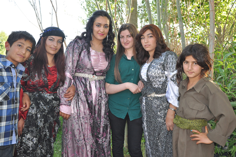 Yüksekova'da 16-17 Haziran 2012'de dünya evine giren çiftlerimizi sizlerler için sayfamıza taşıdık. Yüksekova Güncel Ailesi olarak tüm çitflerimize mutluluklar dileriz. Görüntüler: Foto: Yaşar Kaplan - Sinan Akkurt