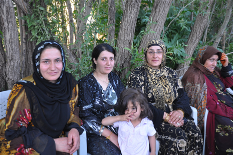 Yüksekova'da 16-17 Haziran 2012'de dünya evine giren çiftlerimizi sizlerler için sayfamıza taşıdık. Yüksekova Güncel Ailesi olarak tüm çitflerimize mutluluklar dileriz. Görüntüler: Foto: Yaşar Kaplan - Sinan Akkurt