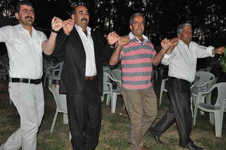 Yüksekova'da 16-17 Haziran 2012'de dünya evine giren çiftlerimizi sizlerler için sayfamıza taşıdık. Yüksekova Güncel Ailesi olarak tüm çitflerimize mutluluklar dileriz. Görüntüler: Foto: Yaşar Kaplan - Sinan Akkurt