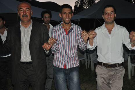 Yüksekova'da 16-17 Haziran 2012'de dünya evine giren çiftlerimizi sizlerler için sayfamıza taşıdık. Yüksekova Güncel Ailesi olarak tüm çitflerimize mutluluklar dileriz. Görüntüler: Foto: Yaşar Kaplan - Sinan Akkurt