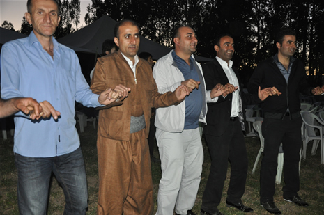 Yüksekova'da 16-17 Haziran 2012'de dünya evine giren çiftlerimizi sizlerler için sayfamıza taşıdık. Yüksekova Güncel Ailesi olarak tüm çitflerimize mutluluklar dileriz. Görüntüler: Foto: Yaşar Kaplan - Sinan Akkurt