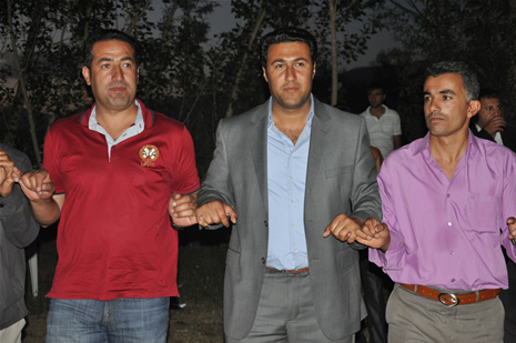 Yüksekova'da 16-17 Haziran 2012'de dünya evine giren çiftlerimizi sizlerler için sayfamıza taşıdık. Yüksekova Güncel Ailesi olarak tüm çitflerimize mutluluklar dileriz. Görüntüler: Foto: Yaşar Kaplan - Sinan Akkurt