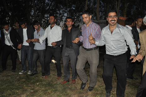 Yüksekova'da 16-17 Haziran 2012'de dünya evine giren çiftlerimizi sizlerler için sayfamıza taşıdık. Yüksekova Güncel Ailesi olarak tüm çitflerimize mutluluklar dileriz. Görüntüler: Foto: Yaşar Kaplan - Sinan Akkurt