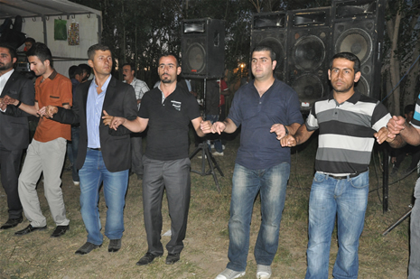 Yüksekova'da 16-17 Haziran 2012'de dünya evine giren çiftlerimizi sizlerler için sayfamıza taşıdık. Yüksekova Güncel Ailesi olarak tüm çitflerimize mutluluklar dileriz. Görüntüler: Foto: Yaşar Kaplan - Sinan Akkurt