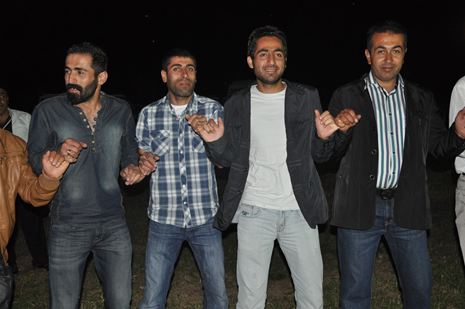 Yüksekova'da 16-17 Haziran 2012'de dünya evine giren çiftlerimizi sizlerler için sayfamıza taşıdık. Yüksekova Güncel Ailesi olarak tüm çitflerimize mutluluklar dileriz. Görüntüler: Foto: Yaşar Kaplan - Sinan Akkurt