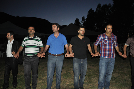 Yüksekova'da 16-17 Haziran 2012'de dünya evine giren çiftlerimizi sizlerler için sayfamıza taşıdık. Yüksekova Güncel Ailesi olarak tüm çitflerimize mutluluklar dileriz. Görüntüler: Foto: Yaşar Kaplan - Sinan Akkurt