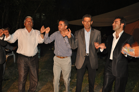 Yüksekova'da 16-17 Haziran 2012'de dünya evine giren çiftlerimizi sizlerler için sayfamıza taşıdık. Yüksekova Güncel Ailesi olarak tüm çitflerimize mutluluklar dileriz. Görüntüler: Foto: Yaşar Kaplan - Sinan Akkurt