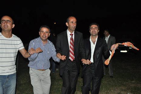 Yüksekova'da 16-17 Haziran 2012'de dünya evine giren çiftlerimizi sizlerler için sayfamıza taşıdık. Yüksekova Güncel Ailesi olarak tüm çitflerimize mutluluklar dileriz. Görüntüler: Foto: Yaşar Kaplan - Sinan Akkurt