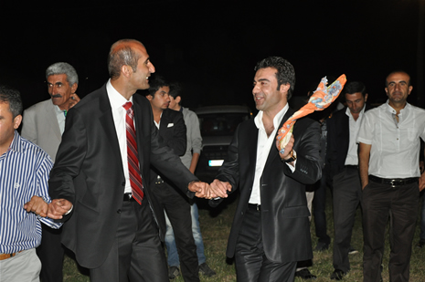 Yüksekova'da 16-17 Haziran 2012'de dünya evine giren çiftlerimizi sizlerler için sayfamıza taşıdık. Yüksekova Güncel Ailesi olarak tüm çitflerimize mutluluklar dileriz. Görüntüler: Foto: Yaşar Kaplan - Sinan Akkurt