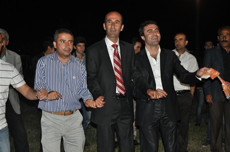 Yüksekova'da 16-17 Haziran 2012'de dünya evine giren çiftlerimizi sizlerler için sayfamıza taşıdık. Yüksekova Güncel Ailesi olarak tüm çitflerimize mutluluklar dileriz. Görüntüler: Foto: Yaşar Kaplan - Sinan Akkurt