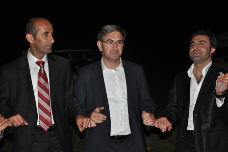 Yüksekova'da 16-17 Haziran 2012'de dünya evine giren çiftlerimizi sizlerler için sayfamıza taşıdık. Yüksekova Güncel Ailesi olarak tüm çitflerimize mutluluklar dileriz. Görüntüler: Foto: Yaşar Kaplan - Sinan Akkurt