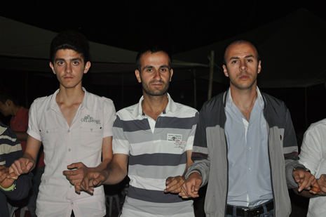 Yüksekova'da 16-17 Haziran 2012'de dünya evine giren çiftlerimizi sizlerler için sayfamıza taşıdık. Yüksekova Güncel Ailesi olarak tüm çitflerimize mutluluklar dileriz. Görüntüler: Foto: Yaşar Kaplan - Sinan Akkurt