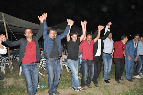 Yüksekova'da 16-17 Haziran 2012'de dünya evine giren çiftlerimizi sizlerler için sayfamıza taşıdık. Yüksekova Güncel Ailesi olarak tüm çitflerimize mutluluklar dileriz. Görüntüler: Foto: Yaşar Kaplan - Sinan Akkurt