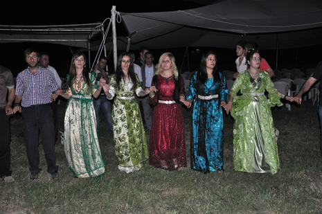 Yüksekova'da 16-17 Haziran 2012'de dünya evine giren çiftlerimizi sizlerler için sayfamıza taşıdık. Yüksekova Güncel Ailesi olarak tüm çitflerimize mutluluklar dileriz. Görüntüler: Foto: Yaşar Kaplan - Sinan Akkurt