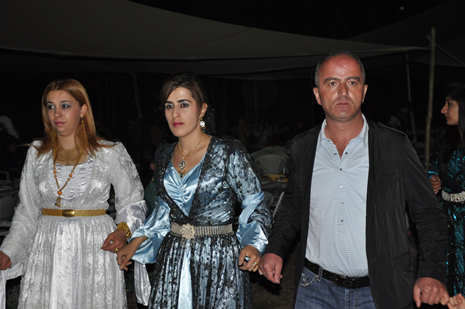 Yüksekova'da 16-17 Haziran 2012'de dünya evine giren çiftlerimizi sizlerler için sayfamıza taşıdık. Yüksekova Güncel Ailesi olarak tüm çitflerimize mutluluklar dileriz. Görüntüler: Foto: Yaşar Kaplan - Sinan Akkurt