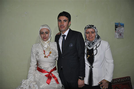 Yüksekova'da 16-17 Haziran 2012'de dünya evine giren çiftlerimizi sizlerler için sayfamıza taşıdık. Yüksekova Güncel Ailesi olarak tüm çitflerimize mutluluklar dileriz. Görüntüler: Foto: Yaşar Kaplan - Sinan Akkurt