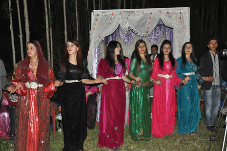 Yüksekova'da 16-17 Haziran 2012'de dünya evine giren çiftlerimizi sizlerler için sayfamıza taşıdık. Yüksekova Güncel Ailesi olarak tüm çitflerimize mutluluklar dileriz. Görüntüler: Foto: Yaşar Kaplan - Sinan Akkurt