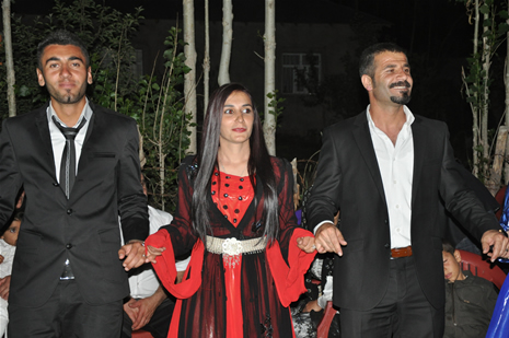 Yüksekova'da 16-17 Haziran 2012'de dünya evine giren çiftlerimizi sizlerler için sayfamıza taşıdık. Yüksekova Güncel Ailesi olarak tüm çitflerimize mutluluklar dileriz. Görüntüler: Foto: Yaşar Kaplan - Sinan Akkurt