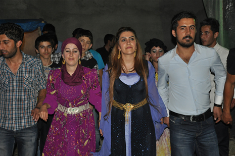 Yüksekova'da 16-17 Haziran 2012'de dünya evine giren çiftlerimizi sizlerler için sayfamıza taşıdık. Yüksekova Güncel Ailesi olarak tüm çitflerimize mutluluklar dileriz. Görüntüler: Foto: Yaşar Kaplan - Sinan Akkurt