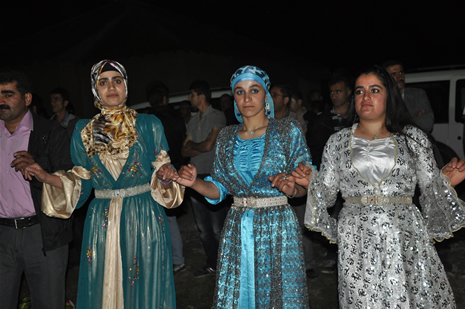 Yüksekova'da 16-17 Haziran 2012'de dünya evine giren çiftlerimizi sizlerler için sayfamıza taşıdık. Yüksekova Güncel Ailesi olarak tüm çitflerimize mutluluklar dileriz. Görüntüler: Foto: Yaşar Kaplan - Sinan Akkurt