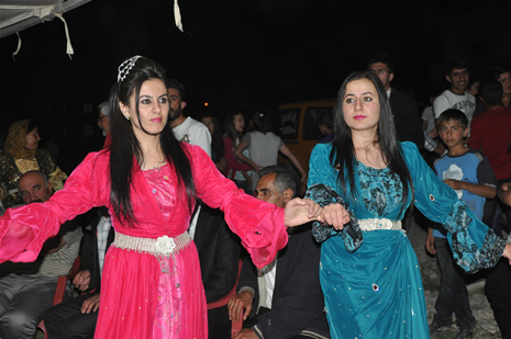 Yüksekova'da 16-17 Haziran 2012'de dünya evine giren çiftlerimizi sizlerler için sayfamıza taşıdık. Yüksekova Güncel Ailesi olarak tüm çitflerimize mutluluklar dileriz. Görüntüler: Foto: Yaşar Kaplan - Sinan Akkurt