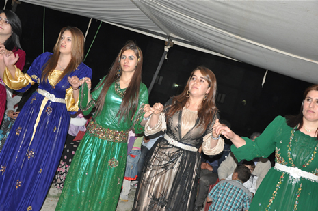 Yüksekova'da 16-17 Haziran 2012'de dünya evine giren çiftlerimizi sizlerler için sayfamıza taşıdık. Yüksekova Güncel Ailesi olarak tüm çitflerimize mutluluklar dileriz. Görüntüler: Foto: Yaşar Kaplan - Sinan Akkurt