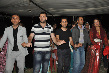 Yüksekova'da 16-17 Haziran 2012'de dünya evine giren çiftlerimizi sizlerler için sayfamıza taşıdık. Yüksekova Güncel Ailesi olarak tüm çitflerimize mutluluklar dileriz. Görüntüler: Foto: Yaşar Kaplan - Sinan Akkurt