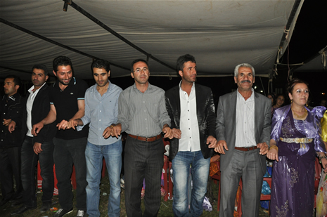 Yüksekova'da 16-17 Haziran 2012'de dünya evine giren çiftlerimizi sizlerler için sayfamıza taşıdık. Yüksekova Güncel Ailesi olarak tüm çitflerimize mutluluklar dileriz. Görüntüler: Foto: Yaşar Kaplan - Sinan Akkurt