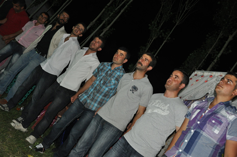 Yüksekova'da 16-17 Haziran 2012'de dünya evine giren çiftlerimizi sizlerler için sayfamıza taşıdık. Yüksekova Güncel Ailesi olarak tüm çitflerimize mutluluklar dileriz. Görüntüler: Foto: Yaşar Kaplan - Sinan Akkurt