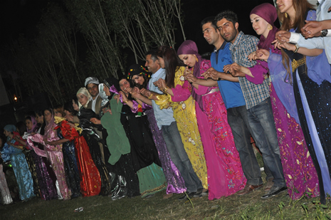 Yüksekova'da 16-17 Haziran 2012'de dünya evine giren çiftlerimizi sizlerler için sayfamıza taşıdık. Yüksekova Güncel Ailesi olarak tüm çitflerimize mutluluklar dileriz. Görüntüler: Foto: Yaşar Kaplan - Sinan Akkurt