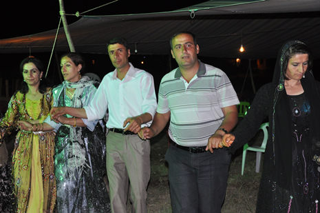 Yüksekova'da 16-17 Haziran 2012'de dünya evine giren çiftlerimizi sizlerler için sayfamıza taşıdık. Yüksekova Güncel Ailesi olarak tüm çitflerimize mutluluklar dileriz. Görüntüler: Foto: Yaşar Kaplan - Sinan Akkurt