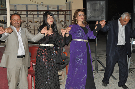 Yüksekova'da 16-17 Haziran 2012'de dünya evine giren çiftlerimizi sizlerler için sayfamıza taşıdık. Yüksekova Güncel Ailesi olarak tüm çitflerimize mutluluklar dileriz. Görüntüler: Foto: Yaşar Kaplan - Sinan Akkurt