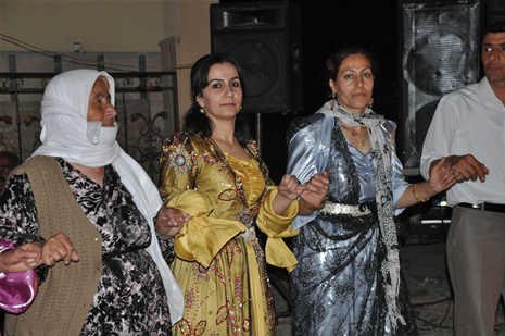 Yüksekova'da 16-17 Haziran 2012'de dünya evine giren çiftlerimizi sizlerler için sayfamıza taşıdık. Yüksekova Güncel Ailesi olarak tüm çitflerimize mutluluklar dileriz. Görüntüler: Foto: Yaşar Kaplan - Sinan Akkurt