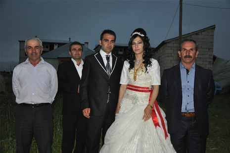 Yüksekova'da 16-17 Haziran 2012'de dünya evine giren çiftlerimizi sizlerler için sayfamıza taşıdık. Yüksekova Güncel Ailesi olarak tüm çitflerimize mutluluklar dileriz. Görüntüler: Foto: Yaşar Kaplan - Sinan Akkurt