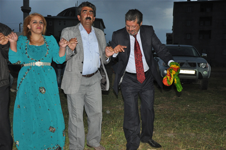 Yüksekova'da 16-17 Haziran 2012'de dünya evine giren çiftlerimizi sizlerler için sayfamıza taşıdık. Yüksekova Güncel Ailesi olarak tüm çitflerimize mutluluklar dileriz. Görüntüler: Foto: Yaşar Kaplan - Sinan Akkurt