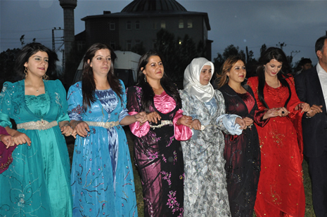 Yüksekova'da 16-17 Haziran 2012'de dünya evine giren çiftlerimizi sizlerler için sayfamıza taşıdık. Yüksekova Güncel Ailesi olarak tüm çitflerimize mutluluklar dileriz. Görüntüler: Foto: Yaşar Kaplan - Sinan Akkurt