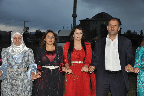 Yüksekova'da 16-17 Haziran 2012'de dünya evine giren çiftlerimizi sizlerler için sayfamıza taşıdık. Yüksekova Güncel Ailesi olarak tüm çitflerimize mutluluklar dileriz. Görüntüler: Foto: Yaşar Kaplan - Sinan Akkurt