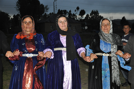 Yüksekova'da 16-17 Haziran 2012'de dünya evine giren çiftlerimizi sizlerler için sayfamıza taşıdık. Yüksekova Güncel Ailesi olarak tüm çitflerimize mutluluklar dileriz. Görüntüler: Foto: Yaşar Kaplan - Sinan Akkurt